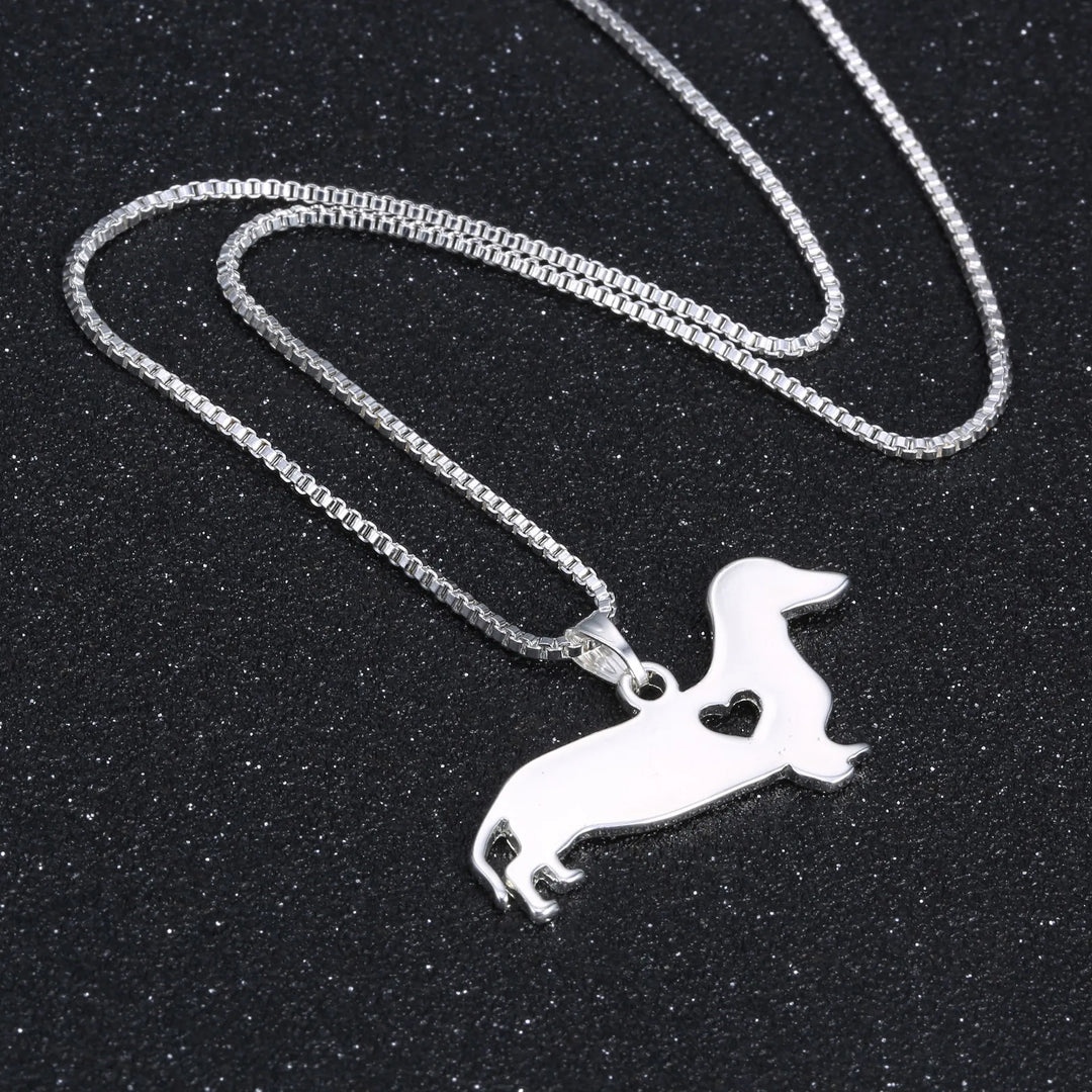 Nahaufnahme der Unisex Dackel Herz Silber Halskette. Detailreicher Dackel-Anhänger, idealer Schmuck für Sie & Ihn.