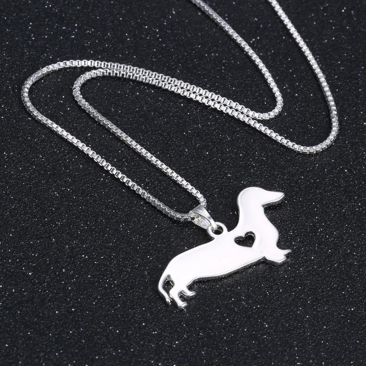 Nahaufnahme der Unisex Dackel Herz Silber Halskette. Detailreicher Dackel-Anhänger, idealer Schmuck für Sie & Ihn.