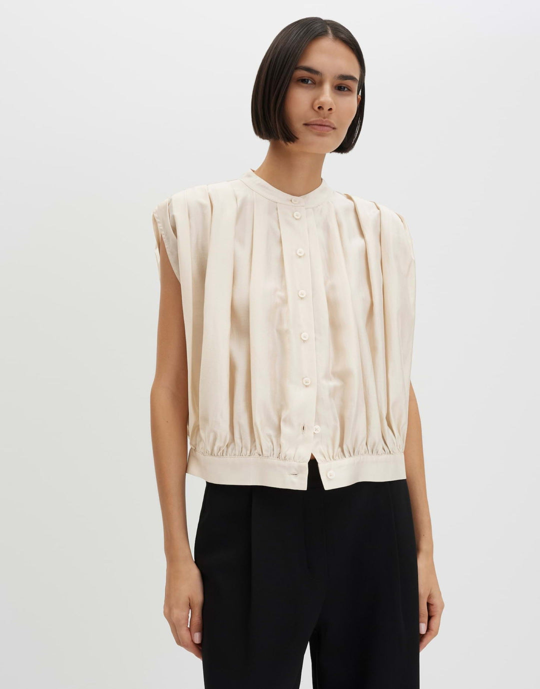 Kurzarmbluse für Damen: elegant mit Drapierung und Rundhalsausschnitt. Ideal für Business Casual und sommerliche Outfits.