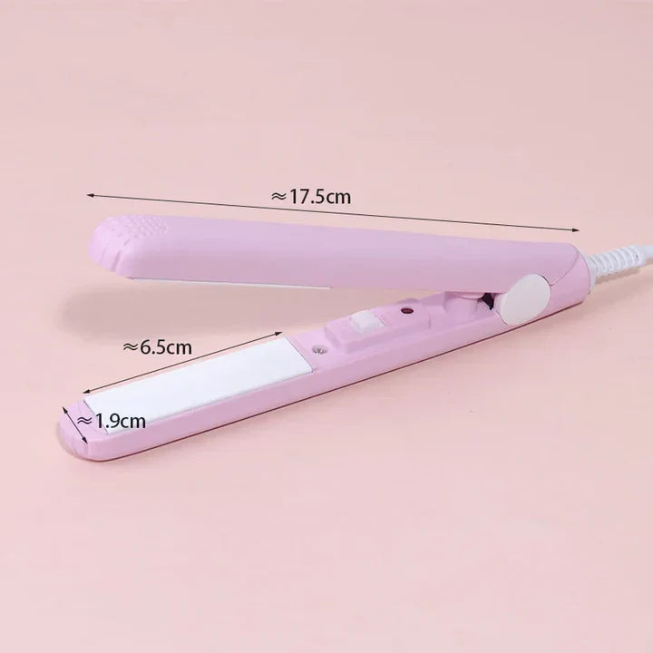 Eine Hand hält das Reise 2-in-1 Mini Glätteisen Lockenstab aus Keramik für schnelles Haarstyling unterwegs.