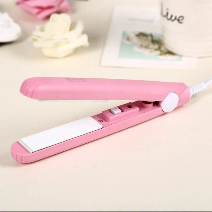 Nahaufnahme des Mini 2-in-1 Stylingtools: Glätteisen Lockenstab mit Keramikplatten für glänzendes Haar.