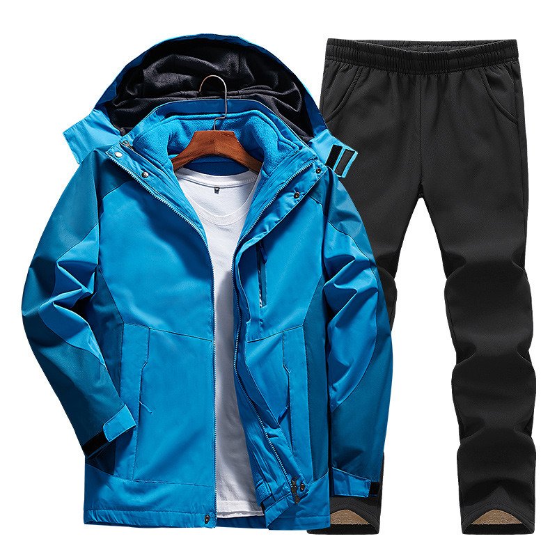 Detail der wind- & wasserdichten Damen Outdoorjacke mit Kapuze; ideal als Winterjacke oder Regenjacke.