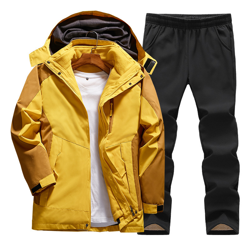 Frau im winddichten & wasserdichten Damen Outdoor Set beim Wandern; Softshell-Hose & 3-in-1 Jacke für Schutz.