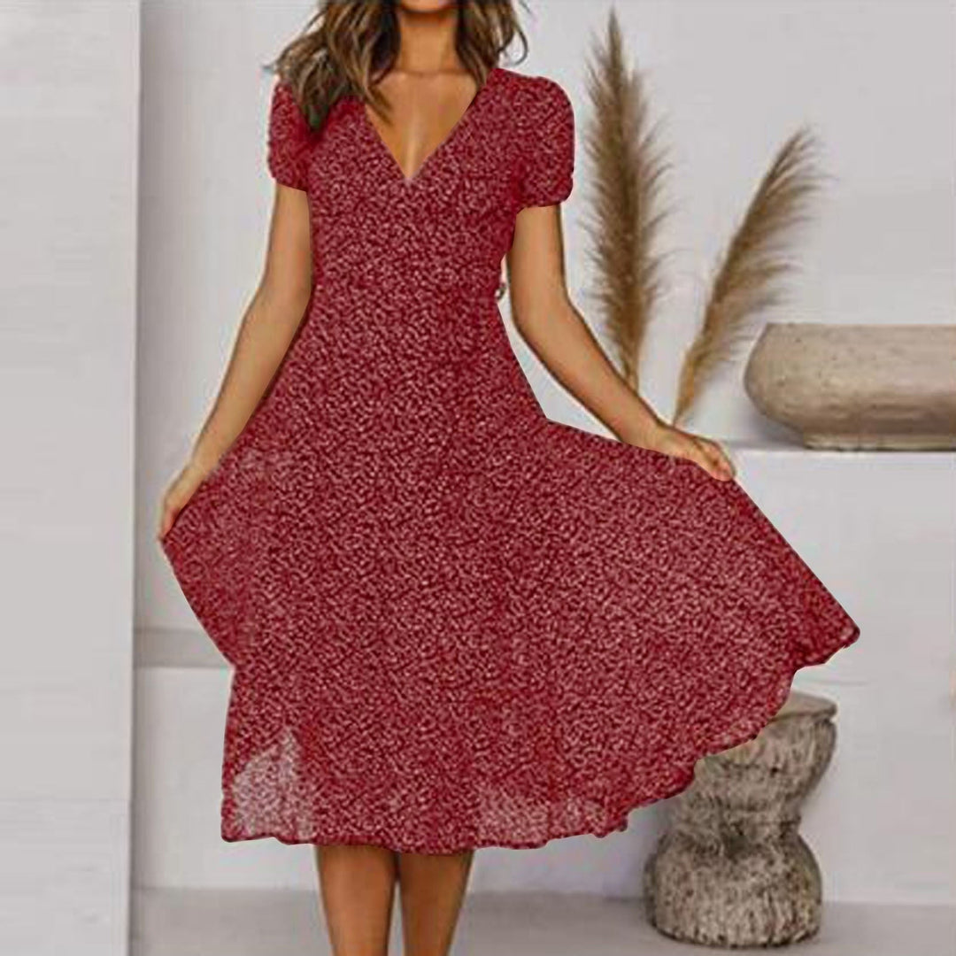 Elegantes Damen Sommerkleid in A-Linie mit farbigem Blumenmuster. Leichtes Material für sommerliche Anlässe.