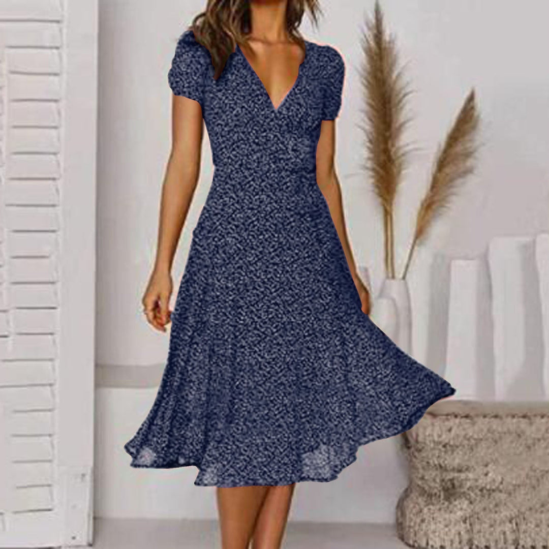 Damen Freizeitkleid in A-Linie mit auffälligem Blumenmuster. Bequemes und stilvolles Sommerkleid mit V-Ausschnitt.