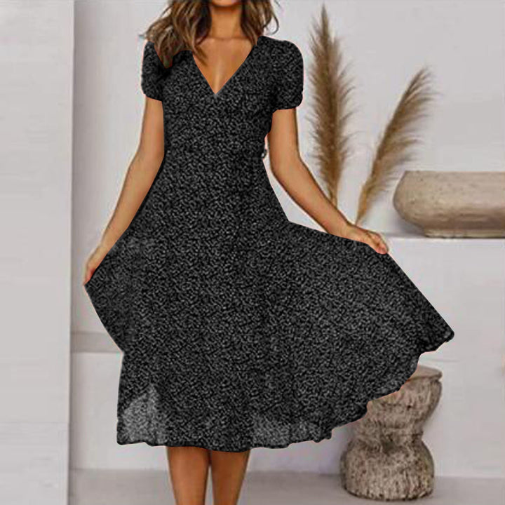 Buntes A-Linien Sommerkleid für Damen mit Blumenmuster. Ideal als Freizeit- oder Strandkleid für die Sommer Mode.
