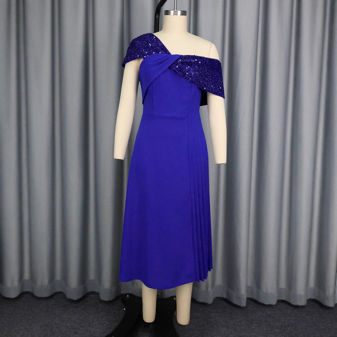 Luxuriöses Ballkleid für Damen, schulterfrei designt, mit glitzernden Pailletten für den großen Auftritt.