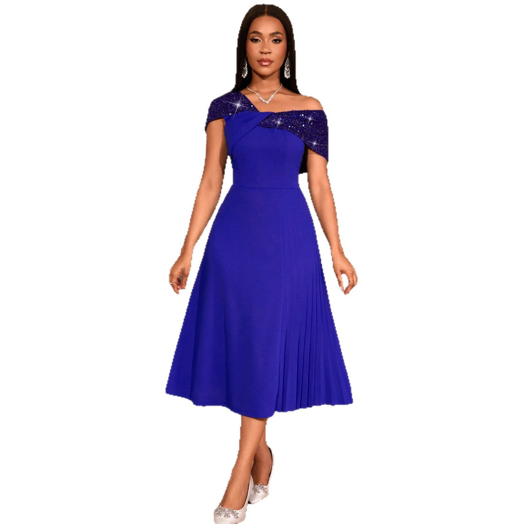 Glänzendes Damen Abendkleid in Langform, schulterfrei & mit Pailletten besetzt, für festliche Events.