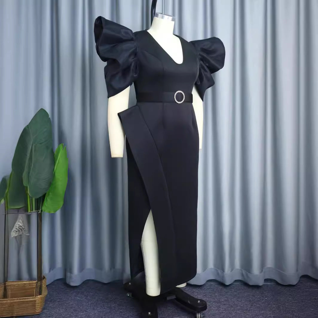 Festliches Damenkleid, schwarz, mit auffälligen Puffärmeln und figurbetontem Gürtel. Perfekt für den Abend.