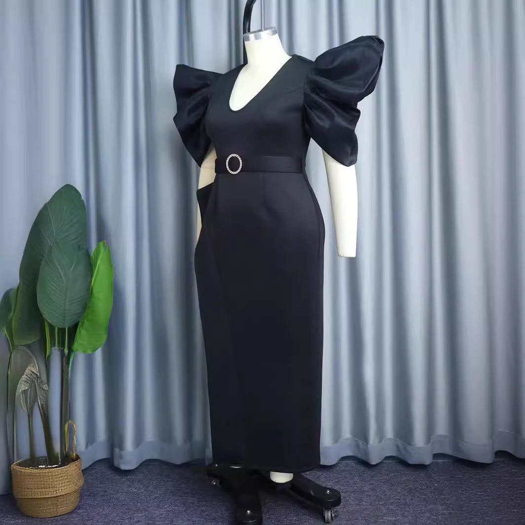 Schwarzes Abendkleid für besondere Anlässe, mit modernen Puffärmeln & Gürtel. Glamourös & elegant.