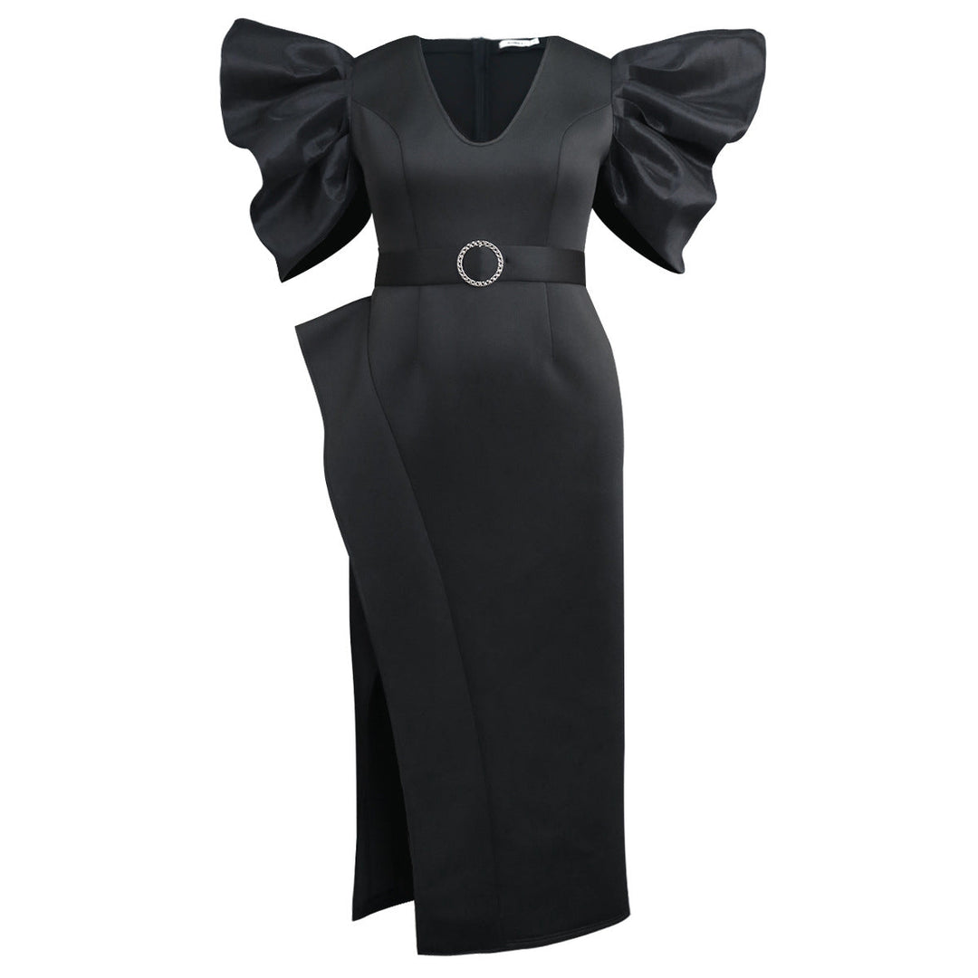 Figurschmeichelndes schwarzes Damen Abendkleid mit V-Ausschnitt, Puffärmeln & Gürtel für eine elegante Silhouette.