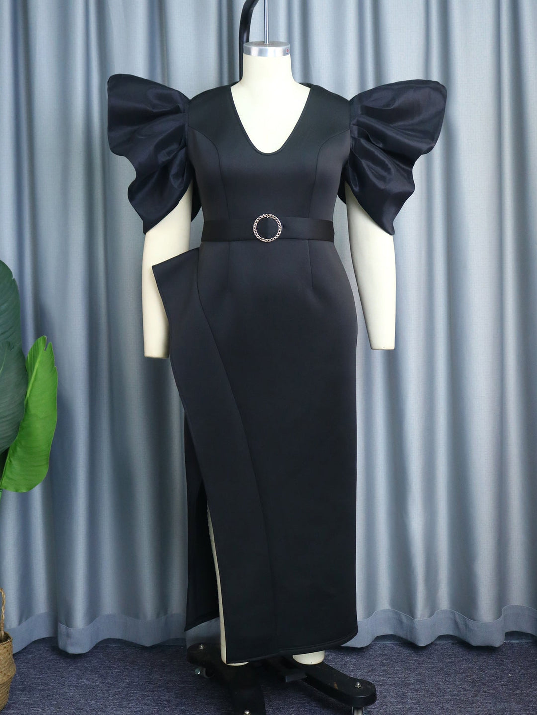 Modisches schwarzes Gürtelkleid mit Puffärmeln & V-Ausschnitt. Vielseitig als Abend- oder Partykleid.