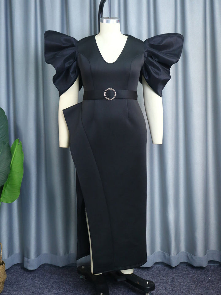 Modisches schwarzes Gürtelkleid mit Puffärmeln & V-Ausschnitt. Vielseitig als Abend- oder Partykleid.