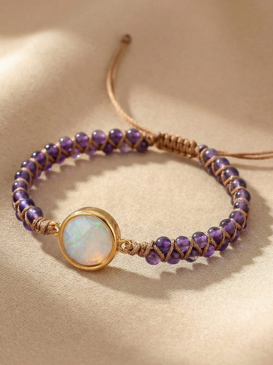 Damen Amethyst Heilarmband für Ruhe & Harmonie. Handgefertigter Edelsteinschmuck für Wohlbefinden.