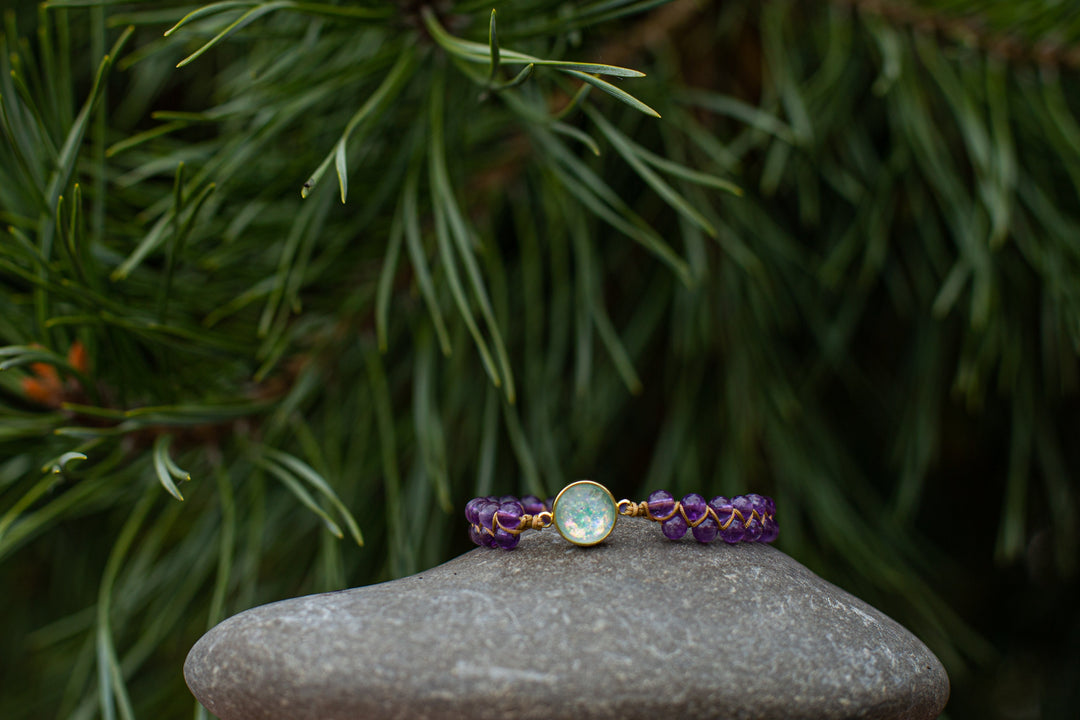 Edles Amethyst Damenarmband für Spiritualität & Wohlbefinden. Handgefertigter Edelsteinschmuck für Balance.