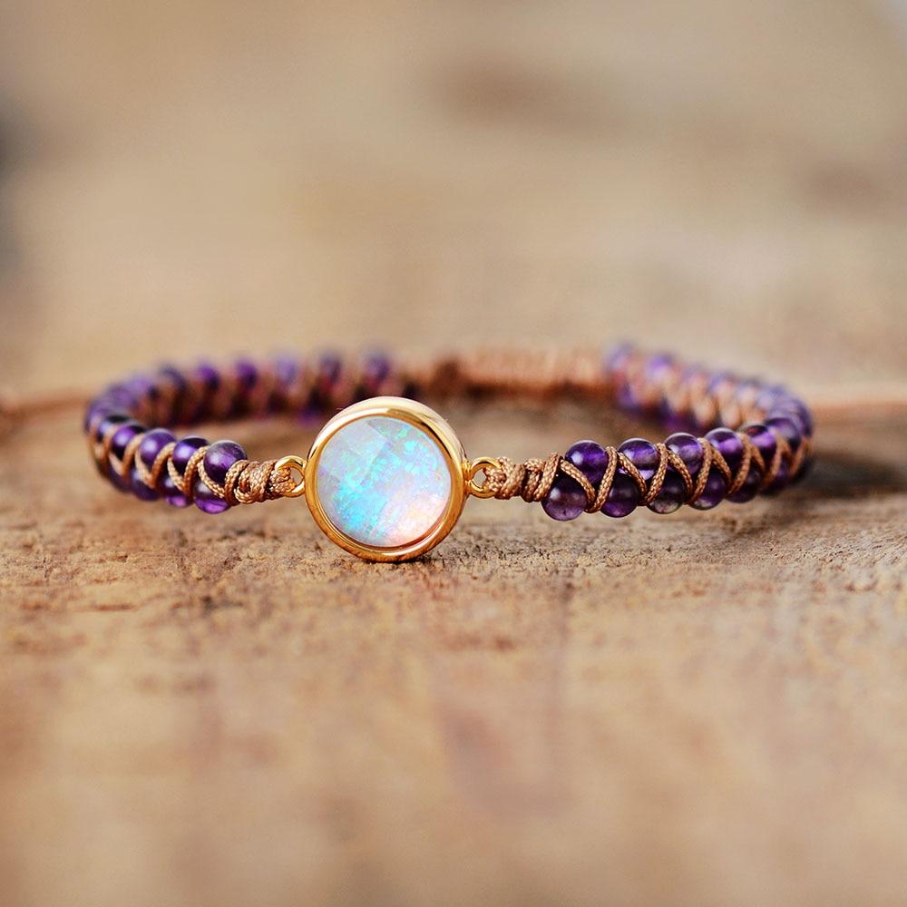 Nahaufnahme des Damen Amethyst Heilarmbands, zeigt die violetten Edelsteine. Handgefertigter Schmuck.