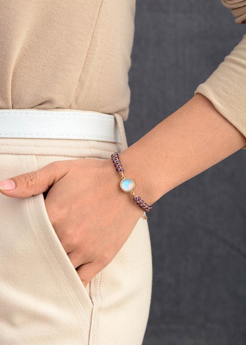 Elegantes Amethyst Heilarmband für Damen am Handgelenk, symbolisiert Ruhe & spirituelles Wohlbefinden.