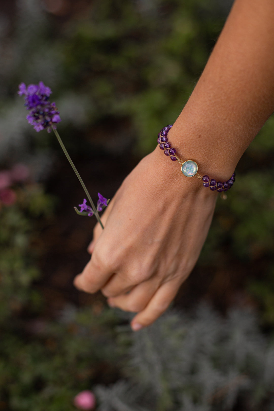 Handgefertigtes Amethyst Damenarmband aus echten Edelsteinen. Fördert innere Ruhe und Balance.