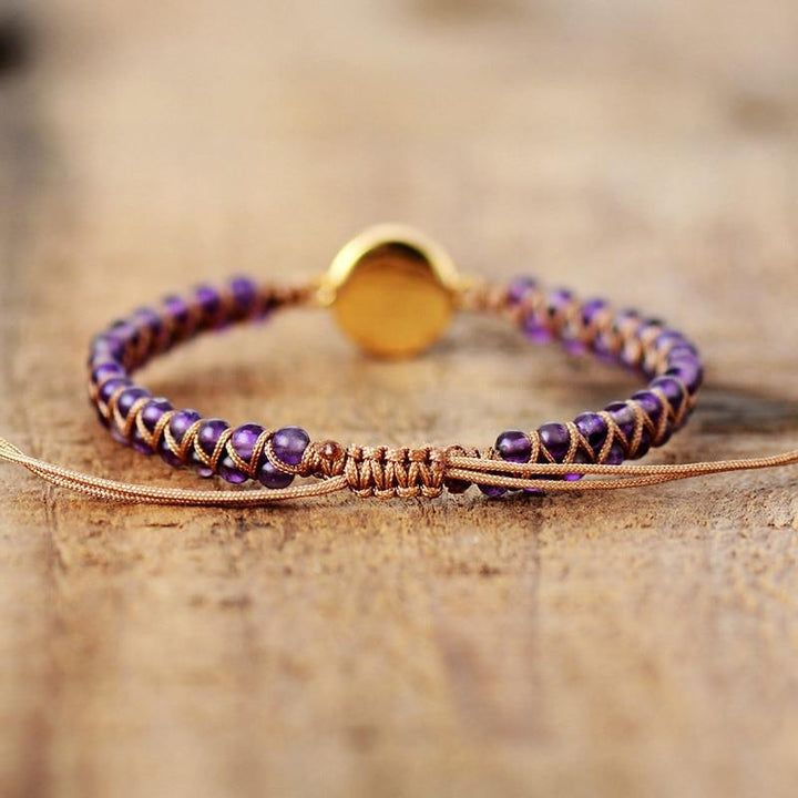 Lila Amethyst Perlen bilden dieses Damen Heilarmband. Fördert Gelassenheit und innere Harmonie.