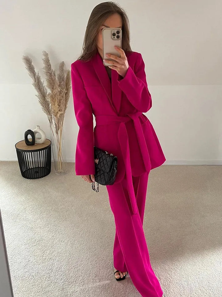 Damen Anzug Set Lena: Eleganter Blazer & Hose für Business und stilvolle Freizeit Looks.