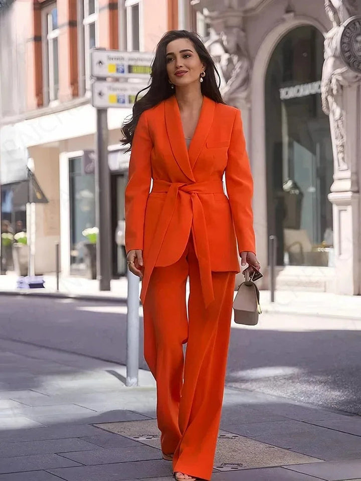 Vielseitiger Damen Zweiteiler Lena mit elegantem Blazer & Hose für moderne Business & Freizeit Outfits.