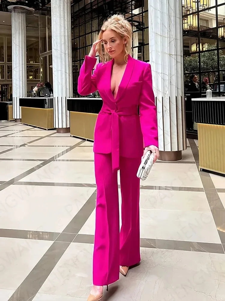 Hochwertiges Damen Anzug Set Lena mit schmeichelndem Blazer und passender Hose für Frühling & Herbst.