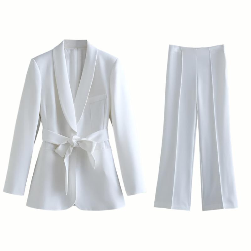 Moderner Schnitt: Damen Anzug Set Lena, eleganter Blazer & Hose, für eine feminine Business Silhouette.
