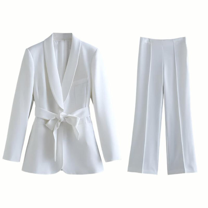 Moderner Schnitt: Damen Anzug Set Lena, eleganter Blazer & Hose, für eine feminine Business Silhouette.