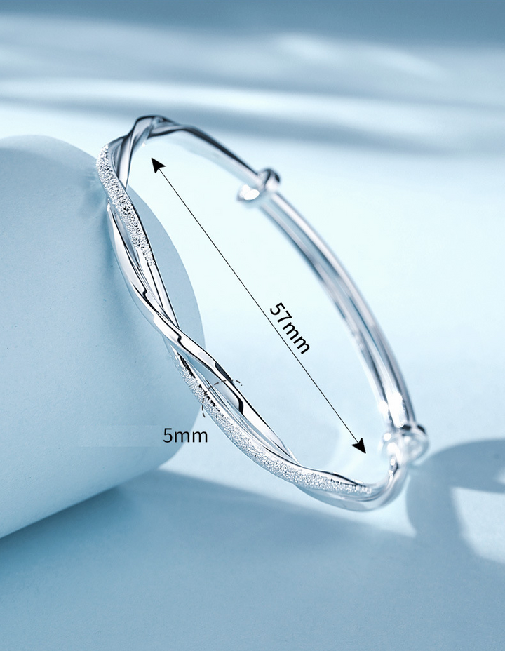 Nahaufnahme eines glänzenden Damenarmbands aus 925er Sterlingsilber, handgefertigt mit feiner Textur.