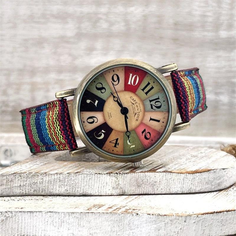 Damen Armbanduhr mit mehrfarbigem Regenbogenmuster, geflochtenem PU-Lederarmband, nickelfrei und bunt.