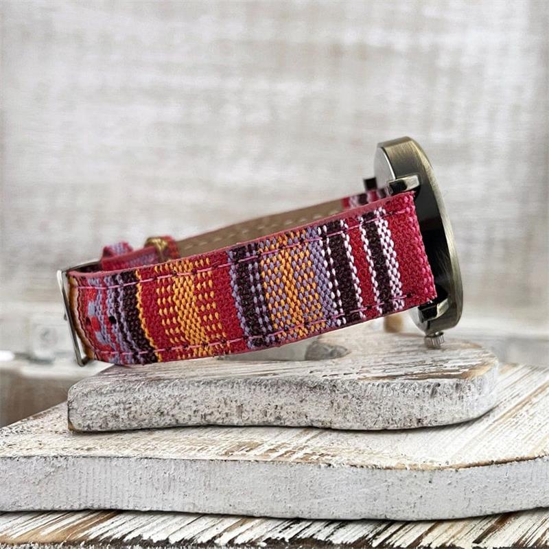Nahaufnahme: Regenbogen Damen Armbanduhr mit elegantem, mehrfarbigem Zifferblatt und geflochtenem PU-Leder.
