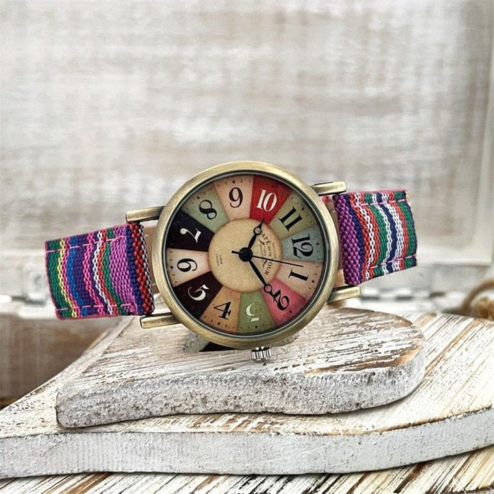 Mehrfarbige Damen Armbanduhr im Regenbogen-Design mit geflochtenem PU-Lederband, ideal als Geschenk.