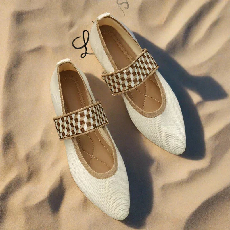 Dame geht in bequemen eleganten Ballerinas, spitze Zehe, ideale Sommerschuhe für den Alltag.