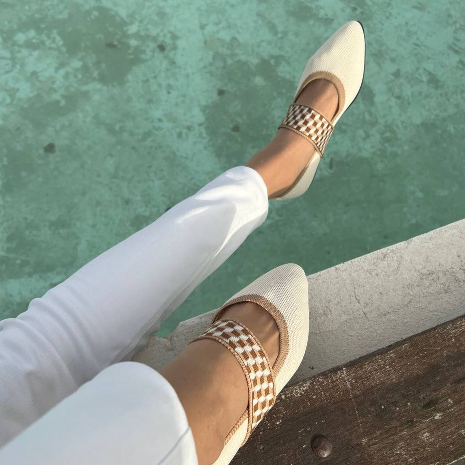 Ein Paar elegante Damen Ballerinas, flache Schuhe mit spitzer Zehe, perfekt für Komfort und Stil.