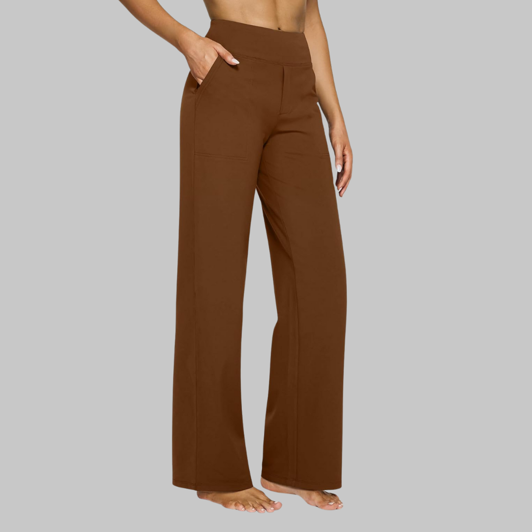 Elegante Damenhose kombiniert mit Bluse für schicken, komfortablen Büro-Look; mit geradem Schnitt.