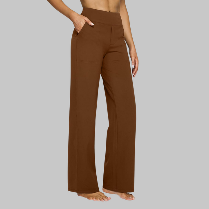 Elegante Damenhose kombiniert mit Bluse für schicken, komfortablen Büro-Look; mit geradem Schnitt.
