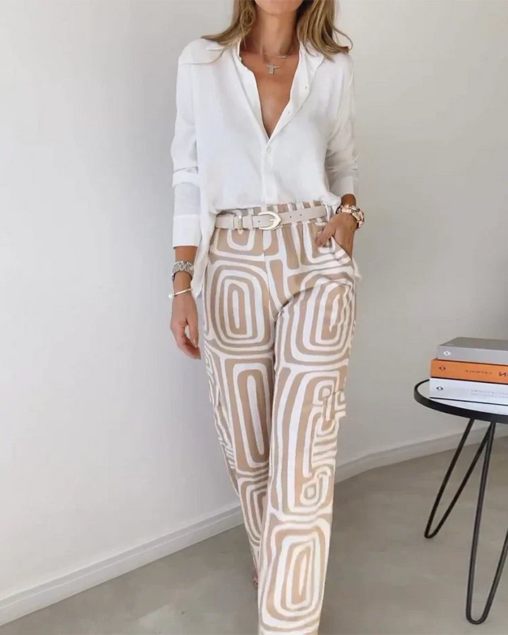 Eleganter Damen Zweiteiler: Bequeme Hose, passendes Oberteil und modischer Gürtel für vielseitige Outfits.