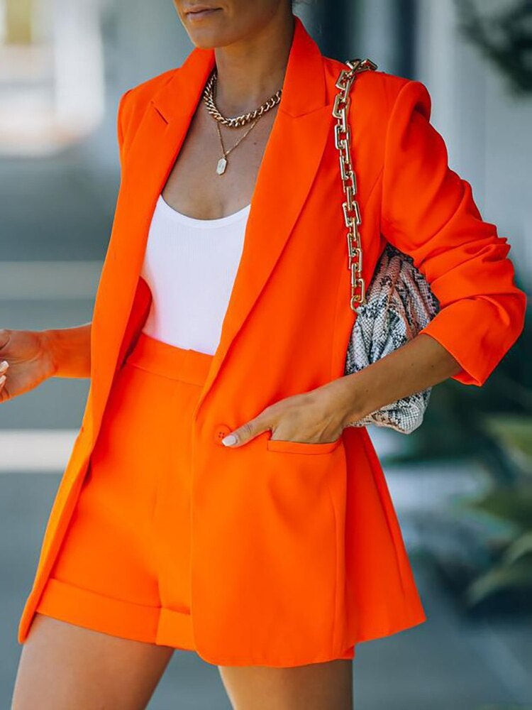 Modisches Damen Blazer-Shorts-Set für den Sommer. Stilvolle Damenbekleidung, bequem & elegant für viele Anlässe.