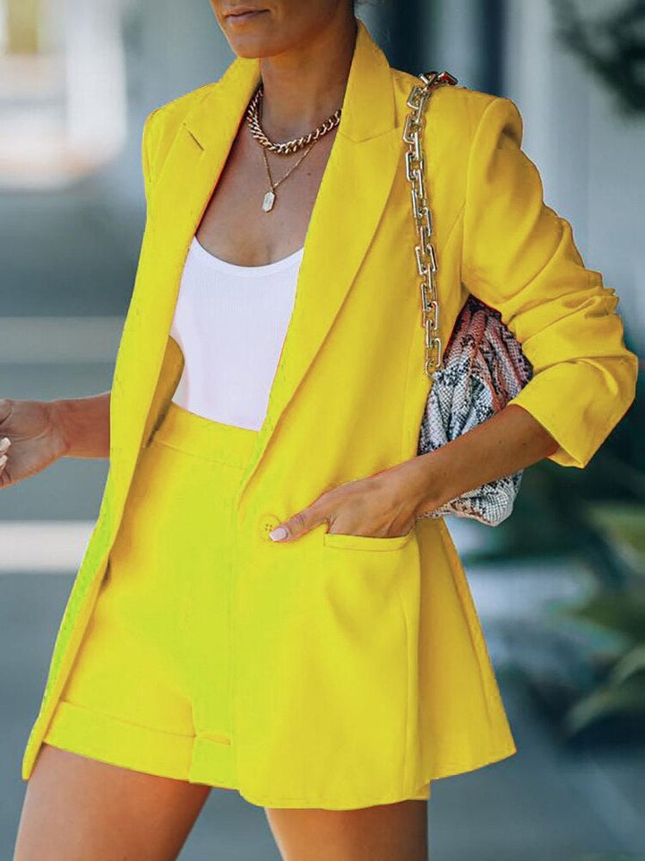 Vielseitiges Damen Shorts-Set mit Blazer. Perfektes Sommer-Outfit: elegant, bequem & stilvoll für Freizeit & Büro.
