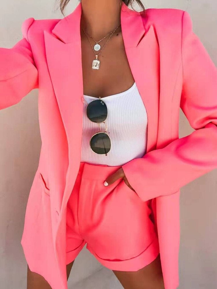 Bequemer Damen Zweiteiler: Karierter Blazer & Shorts. Ein elegantes Sommer-Outfit für einen frischen Freizeit-Look.