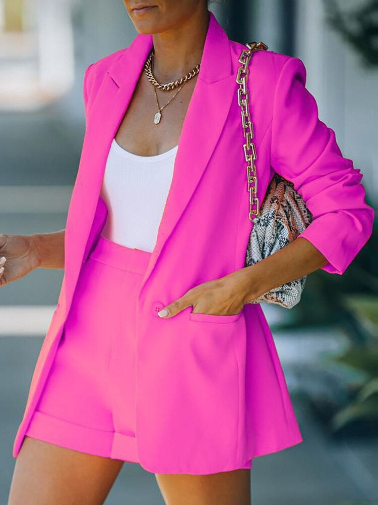 Stilvolles Damen Blazer-Shorts-Set, bunter Karodruck. Perfekte Frühlings- & Sommerbekleidung für Business Casual.