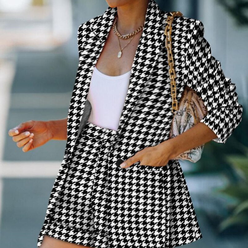 Trendiges Damen Blazer-Shorts-Set. Bunte Karos für einen frischen Sommer-Look. Ideal für stilvolle Freizeit-Mode.