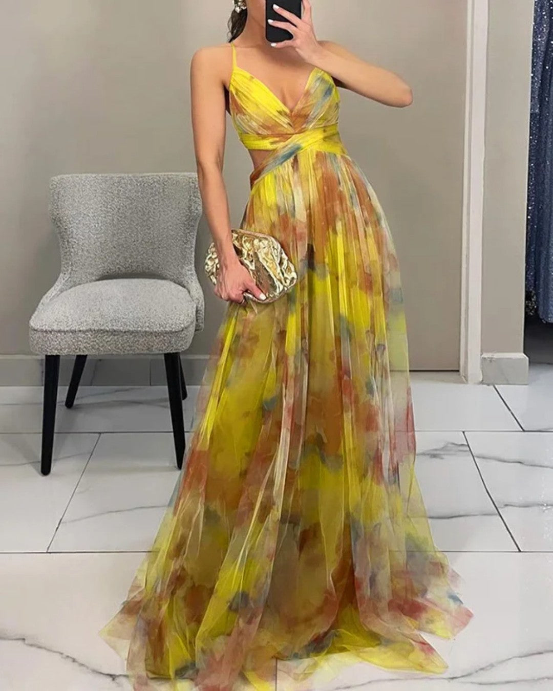 Stylisches Damen Freizeit Maxikleid mit Blumenmuster. Vielseitig kombinierbar für einen entspannten Sommer-Look.