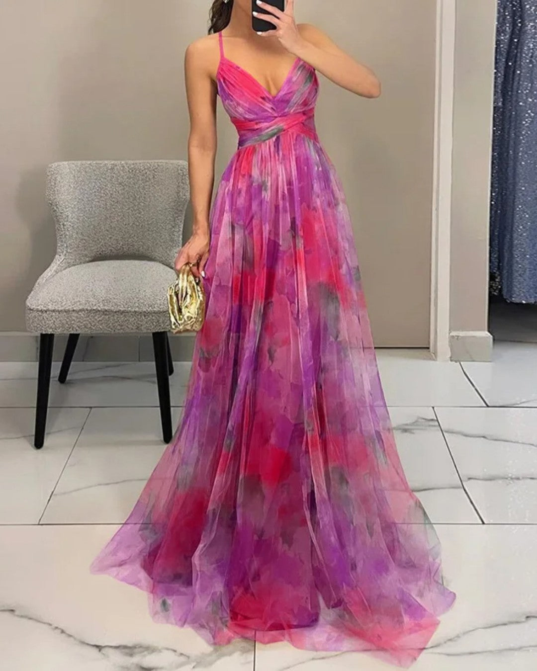 Komfortables Damen Maxikleid, fließend geschnitten mit lebhaftem Blumenmuster. Ideal für jede Figur.