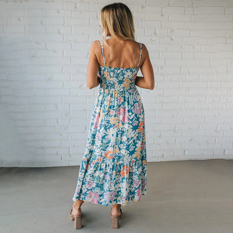 Romantisches Blumen Maxikleid für Damen, mit lebhaftem Muster und leicht fließendem Stoff. Perfekt für den Sommer.