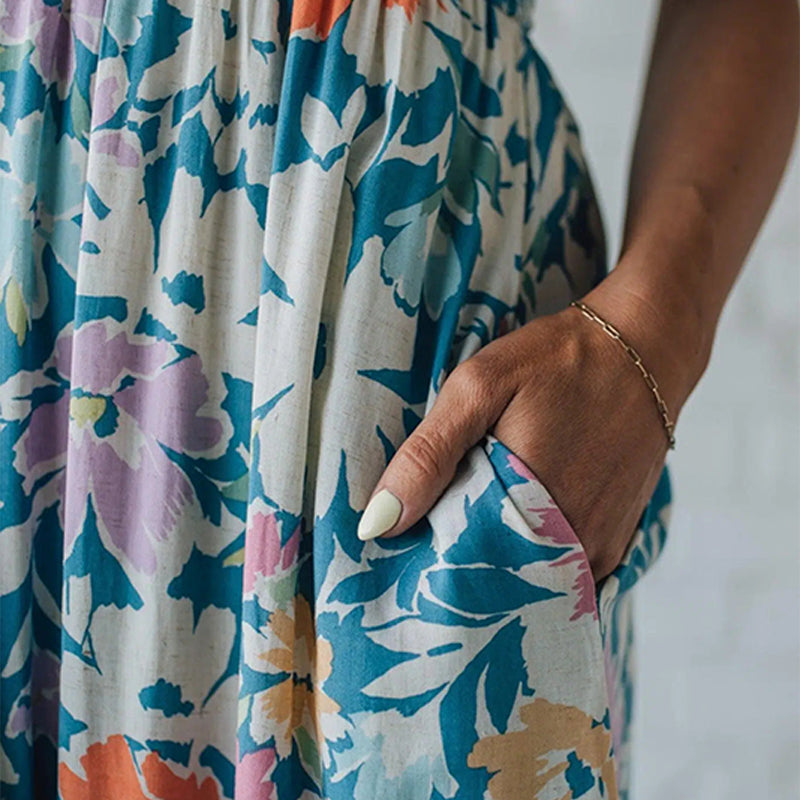 Detailaufnahme: Fließendes Damen Maxikleid mit Blumenprint und gerafftem Mieder. Perfekt für Frühling/Sommer.