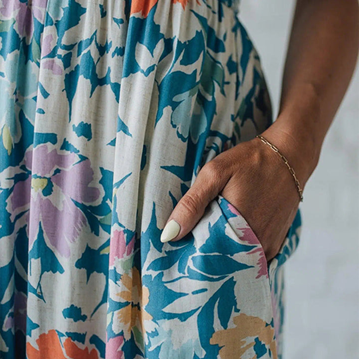 Detailaufnahme: Fließendes Damen Maxikleid mit Blumenprint und gerafftem Mieder. Perfekt für Frühling/Sommer.