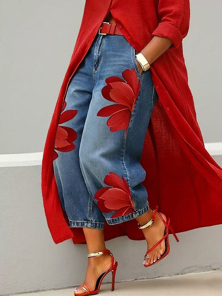 Moderne Damen Freizeithose mit Blumenprint, bequeme weite Passform, ideal für den Sommer.