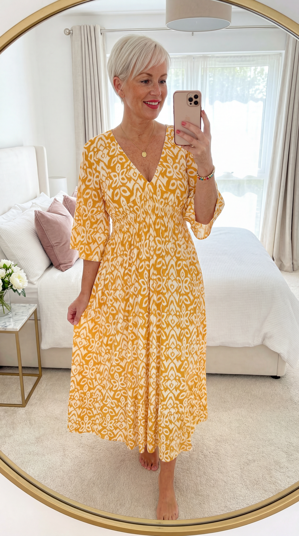 Fließendes Boho-Damenkleid, Midilänge, mit sommerlichem Blumenprint & V-Ausschnitt.