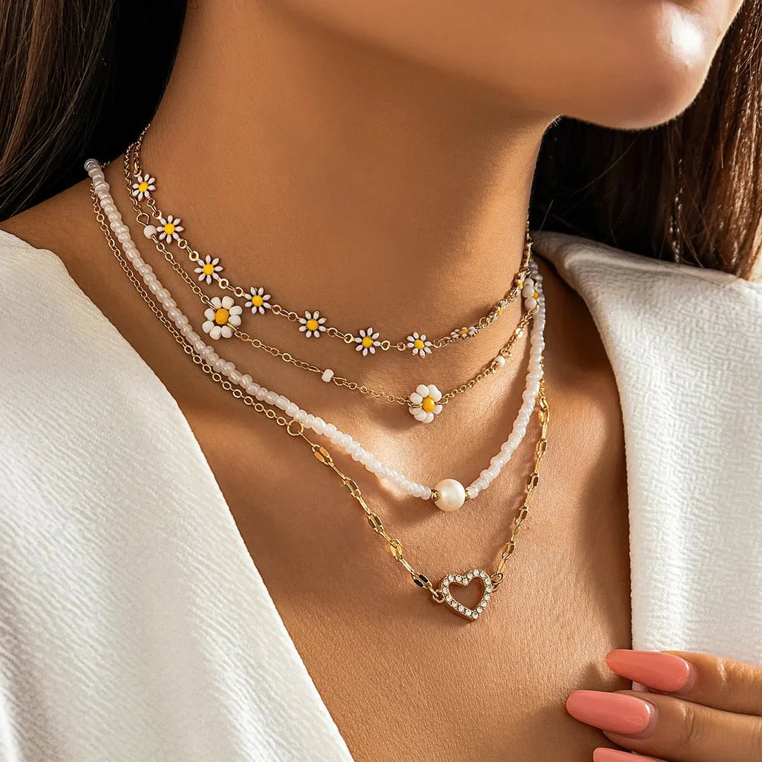Elegantes Damen Halsketten-Set im Boho-Stil mit Gänseblümchen-Motiv, perfekt für den Frühling.